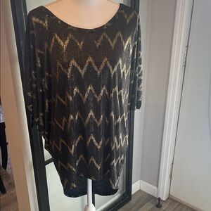 Boutique She + Sky Metallic Black & Gold Zig Zag Pattern Long Tunic Top
